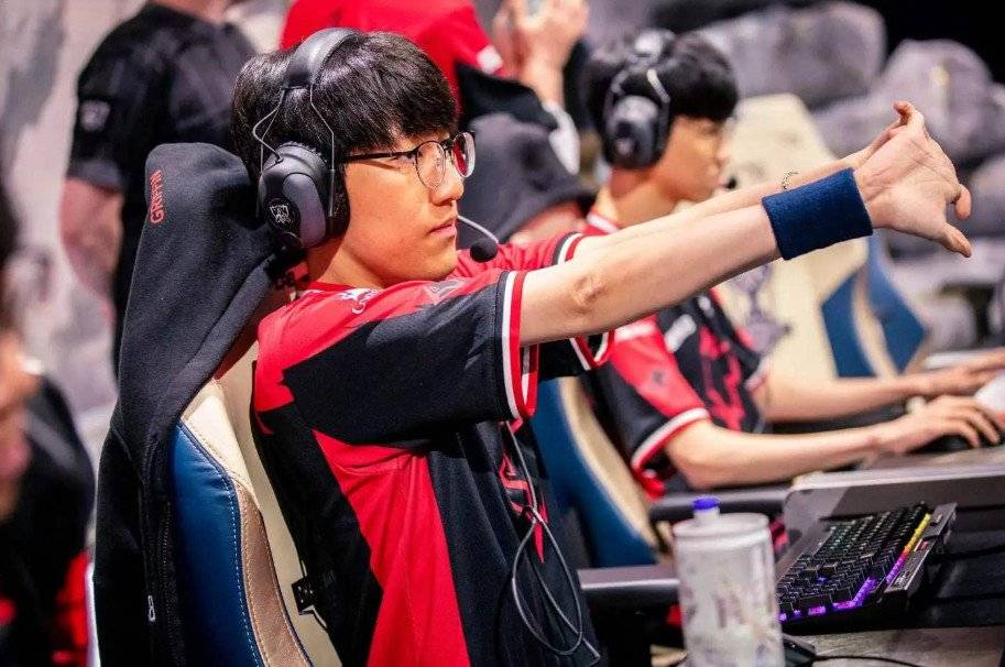 开云体育登录-PSG血洗T1，Tarzan开启传奇时刻顶尖较量四强赛，让粉丝疯狂欢呼