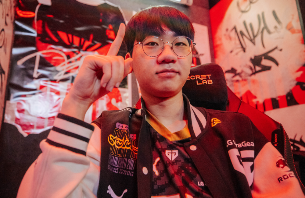 SHR轻取NS，Chovy线上压制力十足宿敌对决八强赛，点燃全场激情